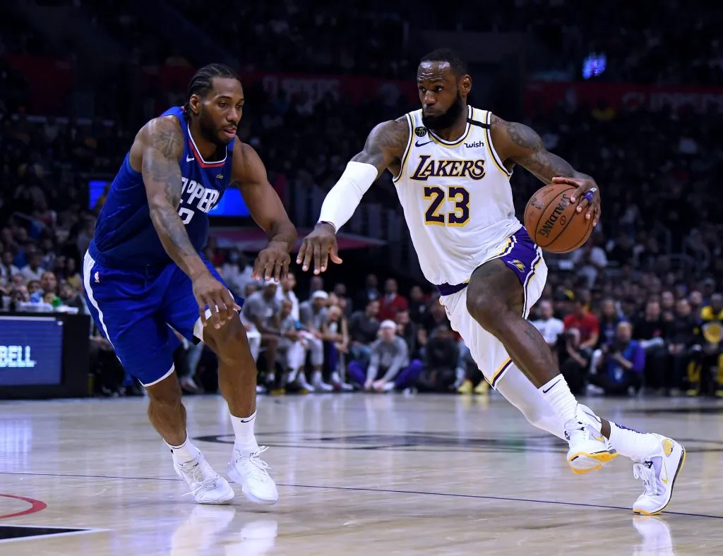 LeBron James frente a Kawhi Leonard será un cruce que se verá en este partido (Getty Images).