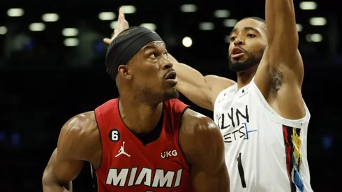Jimmy Butler ante la defensa de Mikal Bridges.