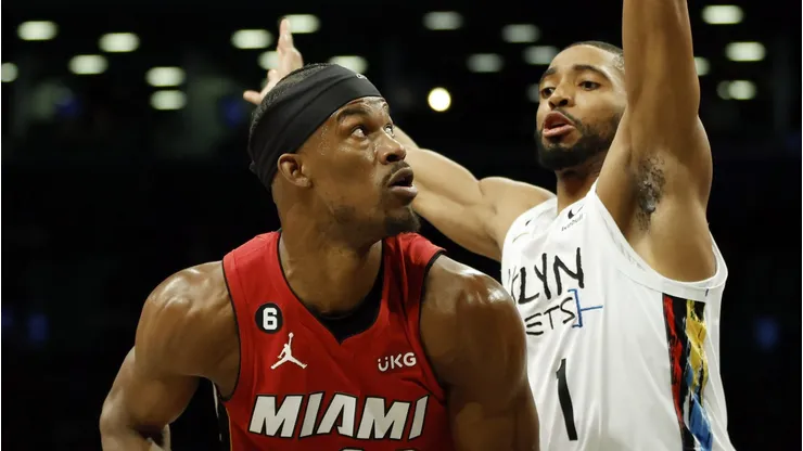 Jimmy Butler ante la defensa de Mikal Bridges.