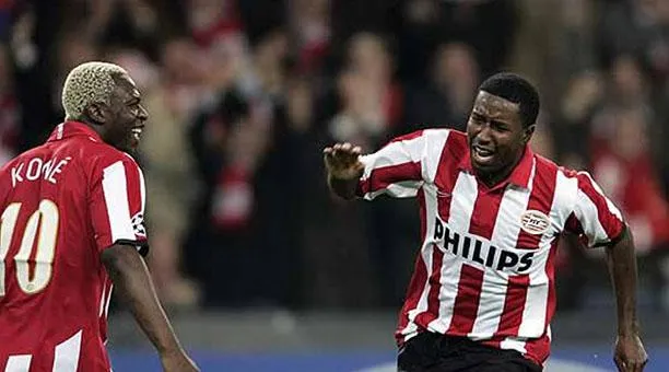 Edison Méndez celebrando su histórico gol contra el Arsenal en la UEFA Champions League.