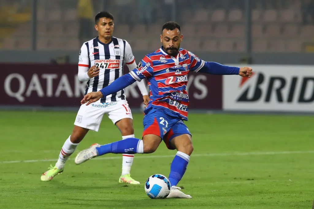 Jairo Concha jugando con Alianza Lima contra Fortaleza por la Copa Libertadores. Foto: Getty.