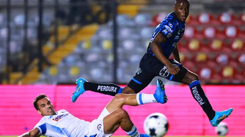 QUERETARO, MEXICO - APRIL 21: Jose Angulo of Queretaro fights for the ball with Adrian Aldrete of Cruz Azul during the 15th round match between Queretaro and Cruz Azul as part of the Torneo Grita Mexico C22 Liga MX at La Corregidora Stadium on April 21, 2022 in Queretaro, Mexico. (Photo by Hector Vivas/Getty Images)
