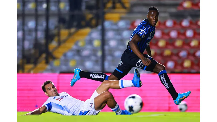 QUERETARO, MEXICO - APRIL 21: Jose Angulo of Queretaro fights for the ball with Adrian Aldrete of Cruz Azul during the 15th round match between Queretaro and Cruz Azul as part of the Torneo Grita Mexico C22 Liga MX at La Corregidora Stadium on April 21, 2022 in Queretaro, Mexico. (Photo by Hector Vivas/Getty Images)