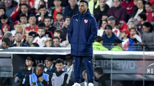 BUENOS AIRES, ARGENTINA - OCTOBER 25: Carlos Tevez coach of Independiente looks on during a match between River Plate and Independiente as part of group A of Copa de la Liga Profesional 2023 at Estadio M·s Monumental Antonio Vespucio Liberti on October 25, 2023 in Buenos Aires, Argentina. (Photo by Marcelo Endelli/Getty Images)