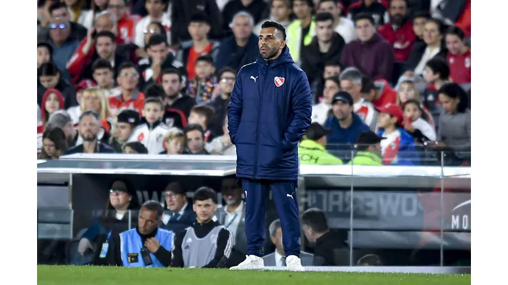 BUENOS AIRES, ARGENTINA - OCTOBER 25: Carlos Tevez coach of Independiente looks on during a match between River Plate and Independiente as part of group A of Copa de la Liga Profesional 2023 at Estadio M·s Monumental Antonio Vespucio Liberti on October 25, 2023 in Buenos Aires, Argentina. (Photo by Marcelo Endelli/Getty Images)