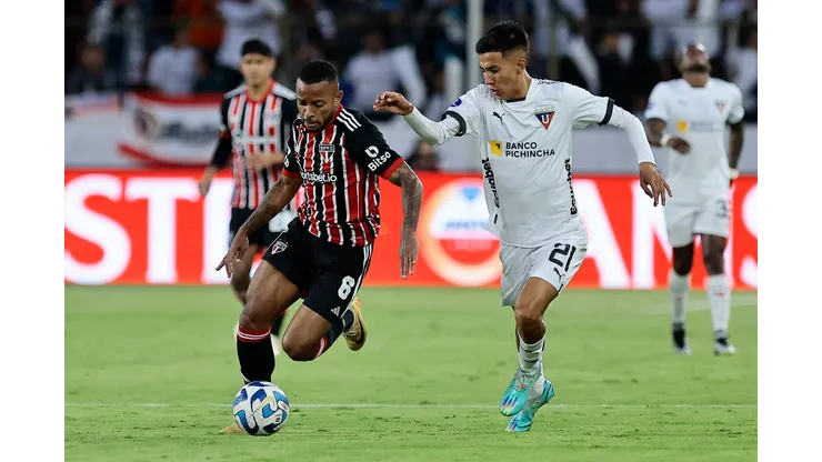 QUITO, ECUADOR - AUGUST 24: Welington of Sao Paulo battles for the ball with Sebastian Gonzalez of LDU Quito during the Copa CONMEBOL Libertadores 2023 Quarterfinal first leg match between LDU Quito and Sao Paulo at Rodrigo Paz Delgado Stadium on August 24, 2023 in Quito, Ecuador. (Photo by Franklin Jacome/Getty Images)