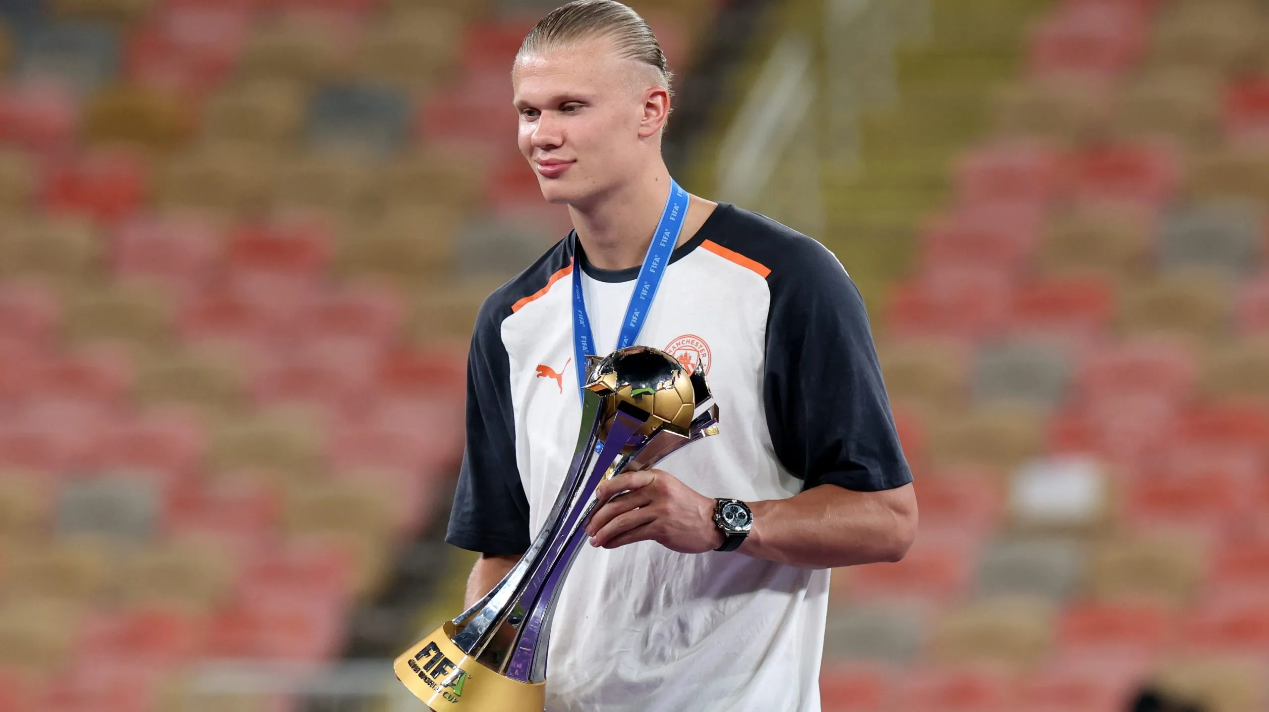 Erling Haaland posó con la copa del Mundial de Clubes, pero no participó ni un minuto a causa de la lesión en su tobillo. Getty Images.
