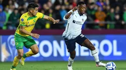 LANUS, ARGENTINA - OCTOBER 04: Alexis Soto (L) of Defensa y Justicia battles for the ball against Renato Ibarra (R) of Liga Deportiva Universitaria during a Copa CONMEBOL Sudamericana 2023 match between Defensa y Justicia and Liga Deportiva Universitaria at Estadio Ciudad de Lanus on October 04, 2023 in Lanus, Argentina. (Photo by Marcelo Endelli/Getty Images)