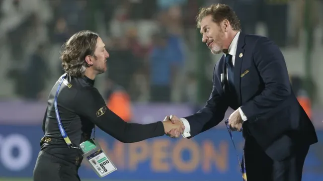 Luis Zubeldía conquistó sus dos primeros títulos como entrenador este 2023 con Liga de Quito. Foto: Getty.