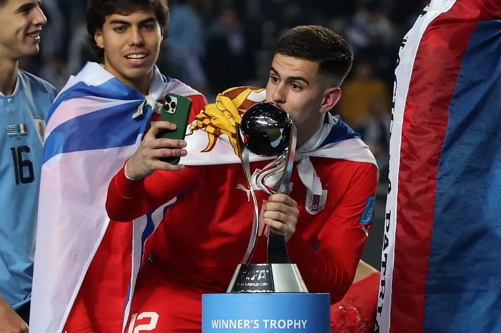 Fue el arquero titular en el Uruguay campeón Sub 20 durante el Mundial que se disputó en Argentina.
