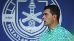 MAZATLAN, MEXICO - AUGUST 22: Ismael Rescalvo coach of Mazatlán looks on during the 5th round match between Mazatlan FC and Puebla as part of the Torneo Apertura 2023 Liga MX at Kraken Stadium on August 22, 2023 in Mazatlan, Mexico. (Photo by Sergio Mejia/Getty Images)