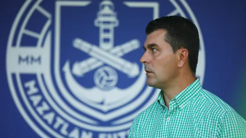 MAZATLAN, MEXICO - AUGUST 22: Ismael Rescalvo coach of Mazatlán looks on during the 5th round match between Mazatlan FC and Puebla as part of the Torneo Apertura 2023 Liga MX at Kraken Stadium on August 22, 2023 in Mazatlan, Mexico. (Photo by Sergio Mejia/Getty Images)