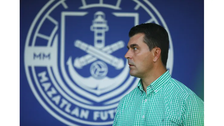 MAZATLAN, MEXICO - AUGUST 22: Ismael Rescalvo coach of Mazatlán looks on during the 5th round match between Mazatlan FC and Puebla as part of the Torneo Apertura 2023 Liga MX at Kraken Stadium on August 22, 2023 in Mazatlan, Mexico. (Photo by Sergio Mejia/Getty Images)