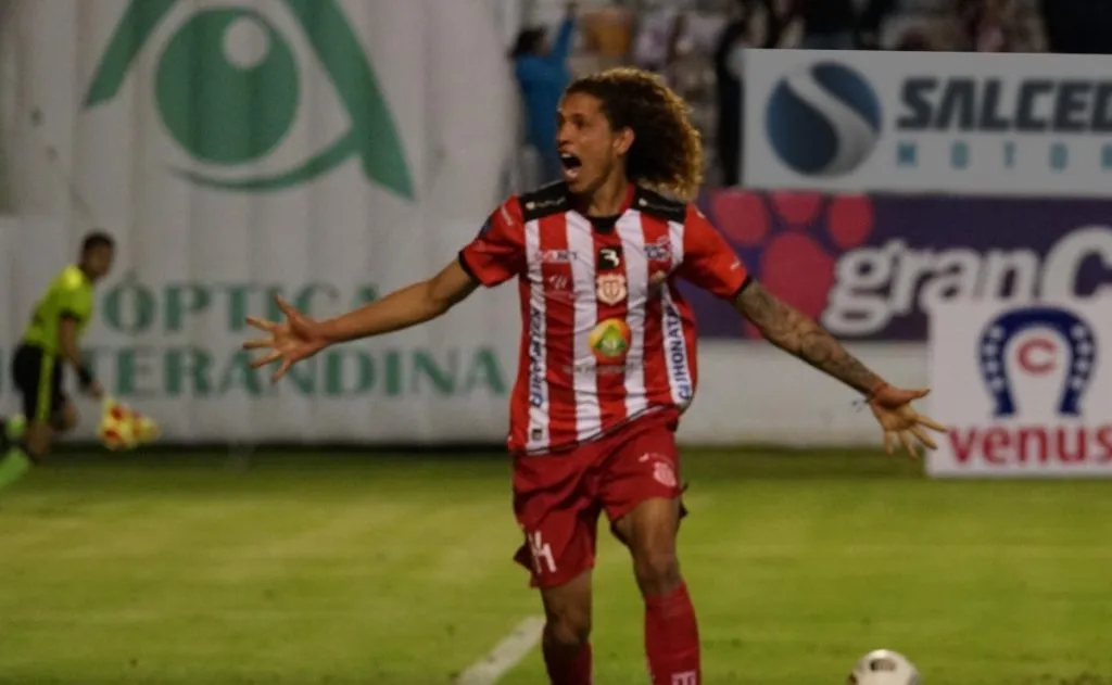 Steven Tapiero fue una de las figuras de Técnico Universitario. Foto: Getty.