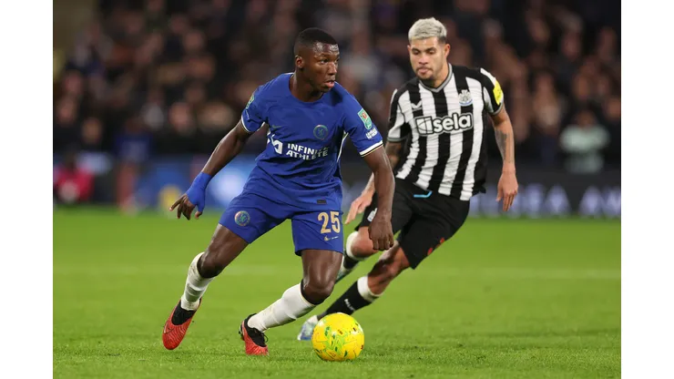 LONDON, ENGLAND - DECEMBER 19: Moises Caicedo of Chelsea runs ahead of Bruno Guimaraes of Newcastle United during the Carabao Cup Quarter Final match between Chelsea and Newcastle United at Stamford Bridge on December 19, 2023 in London, England. (Photo by Julian Finney/Getty Images)