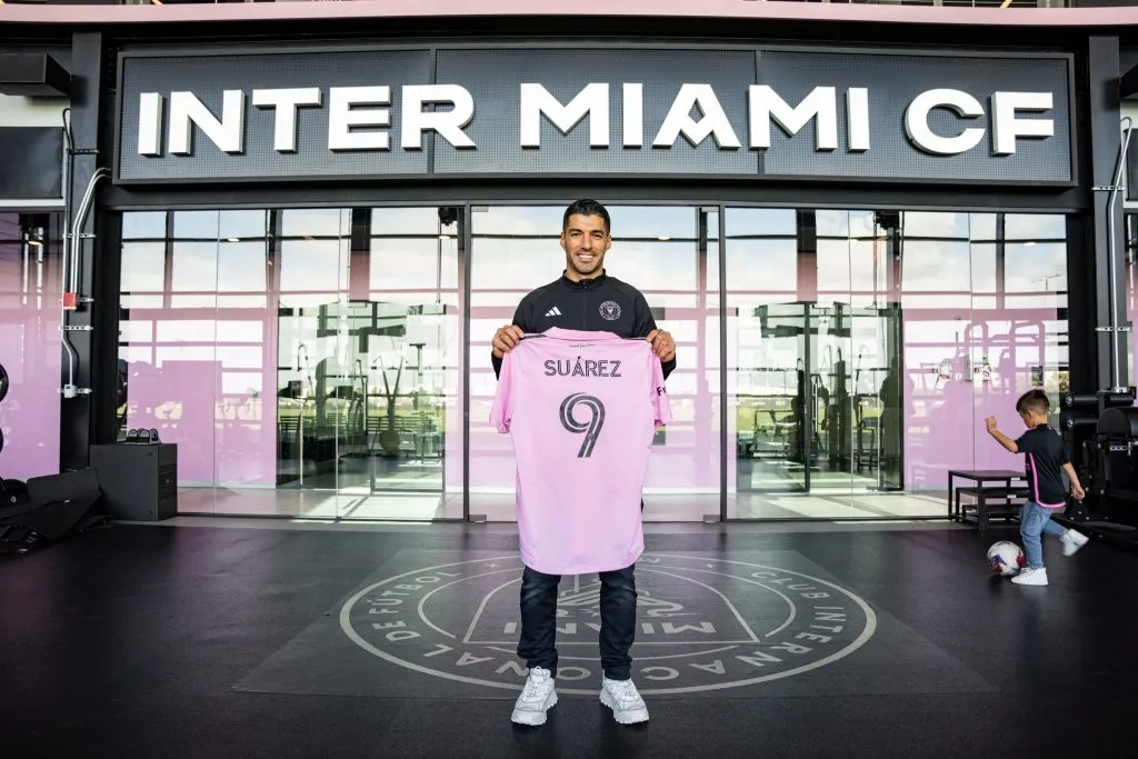 Luis Suárez ya fue presentado como jugador del Inter MIami con el dorsal número 9. (Foto: @InterMiamiCF)