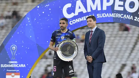 CORDOBA, ARGENTINA - OCTOBER 01: Cristian Pellerano of Independiente del Valle receives the Bridgestone trophy after the Copa CONMEBOL Sudamericana 2022 Final match between Sao Paulo and Independiente del Valle at Mario Alberto Kempes Stadium on October 01, 2022 in Cordoba, Argentina. (Photo by Hernan Cortez/Getty Images)