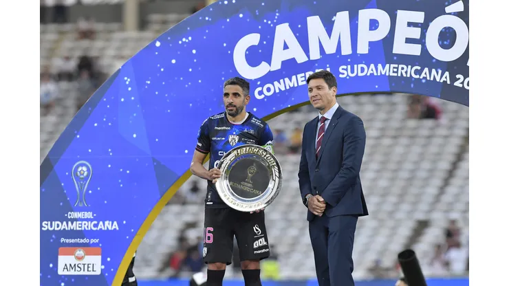 CORDOBA, ARGENTINA - OCTOBER 01: Cristian Pellerano of Independiente del Valle receives the Bridgestone trophy after the Copa CONMEBOL Sudamericana 2022 Final match between Sao Paulo and Independiente del Valle at Mario Alberto Kempes Stadium on October 01, 2022 in Cordoba, Argentina. (Photo by Hernan Cortez/Getty Images)