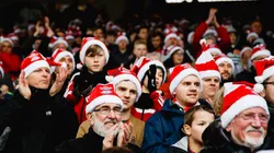 Mucho color navideño en los aficionados del Boxing Day.