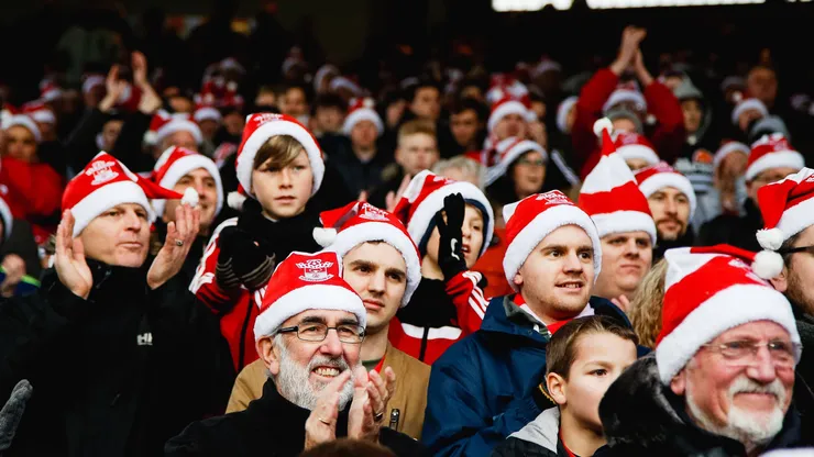 Mucho color navideño en los aficionados del Boxing Day.