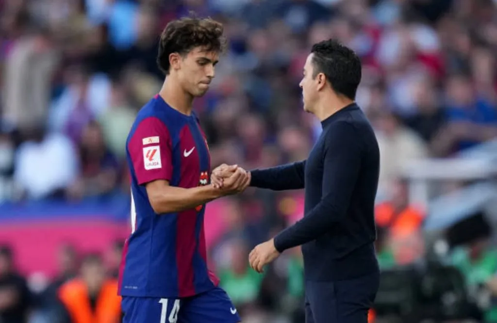 Joao Félix y Xavi en un encuentro del Barcelona: Getty Images