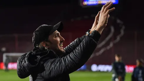 LANUS, ARGENTINA - OCTOBER 04: Luis Zubeldia of Liga Deportiva Universitaria celebrates the victory during a Copa CONMEBOL Sudamericana 2023 match between Defensa y Justicia and Liga Deportiva Universitaria at Estadio Ciudad de Lanus on October 04, 2023 in Lanus, Argentina. (Photo by Marcelo Endelli/Getty Images)