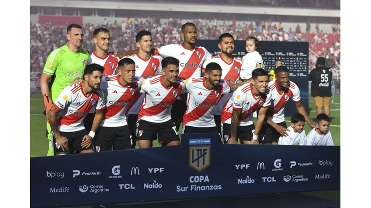 AVELLANEDA, ARGENTINA - NOVEMBER 26: Players of River Plate pose for a photo prior a match between River Plate and Instituto as part of group A of Copa de la Liga Profesional 2023 at Estadio Libertadores de America - Ricardo Enrique Bochini on November 26, 2023 in Avellaneda, Argentina. (Photo by Marcelo Endelli/Getty Images)
