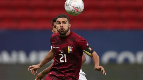 BRASILIA, BRAZIL – JUNE 27: Alexander Gonzalez of Venezuela and Raziel Garcia of Peru fight for the ball during a Group B Match between Venezuela and Peru as part of Copa America Brazil 2021 at Mane Garrincha Stadium on June 27, 2021 in Brasilia, Brazil. (Photo by Buda Mendes/Getty Images)