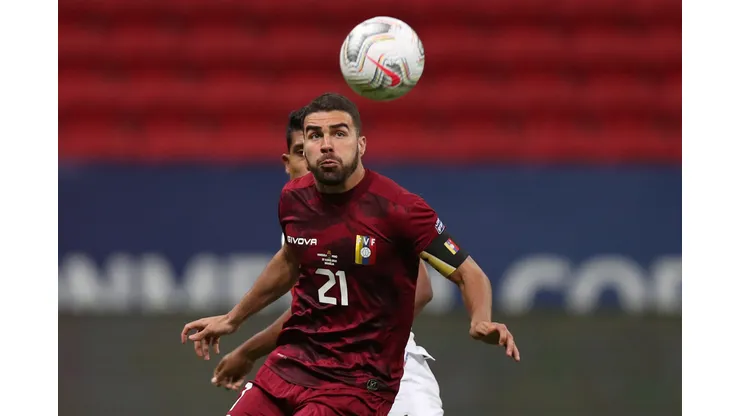 BRASILIA, BRAZIL - JUNE 27: Alexander Gonzalez of Venezuela and Raziel Garcia of Peru fight for the ball during a Group B Match between Venezuela and Peru as part of Copa America Brazil 2021 at Mane Garrincha Stadium on June 27, 2021 in Brasilia, Brazil. (Photo by Buda Mendes/Getty Images)