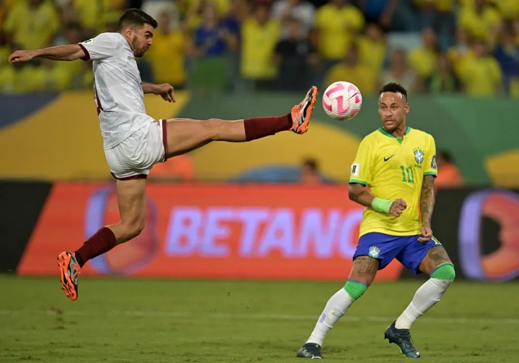 Alexander González disputando el balón con Neymar en Eliminatorias. Foto: Getty.