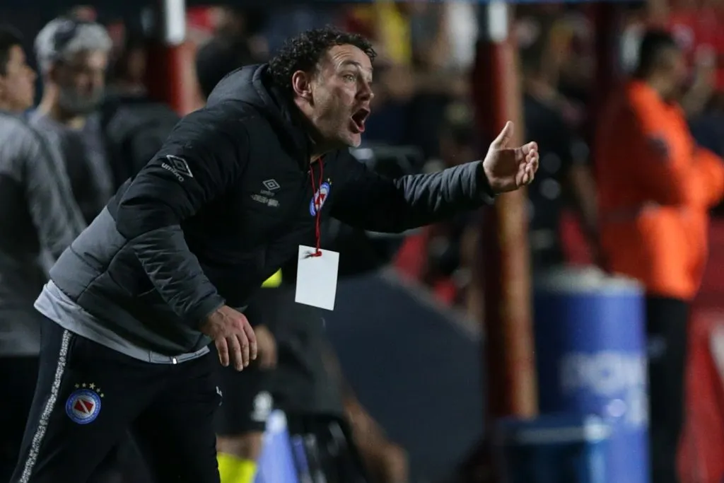 Gabriel Milito tenía contrato hasta el 2027 con Argentino Juniors pero dejó el club. Foto: Getty.