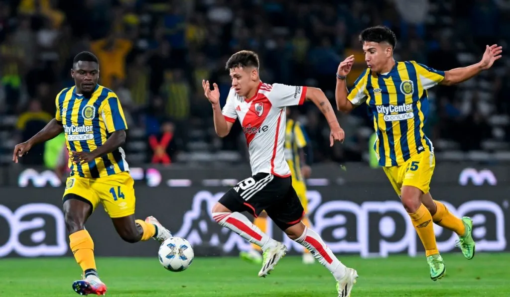 Claudio Echeverri en uno de sus encuentros con River Plate: Getty Images