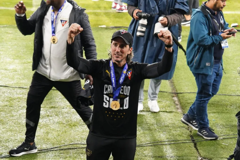 Luis Zubeldía se mostró muy emocionado y feliz celebrando con la hinchada ‘Alba’. (Foto: API)