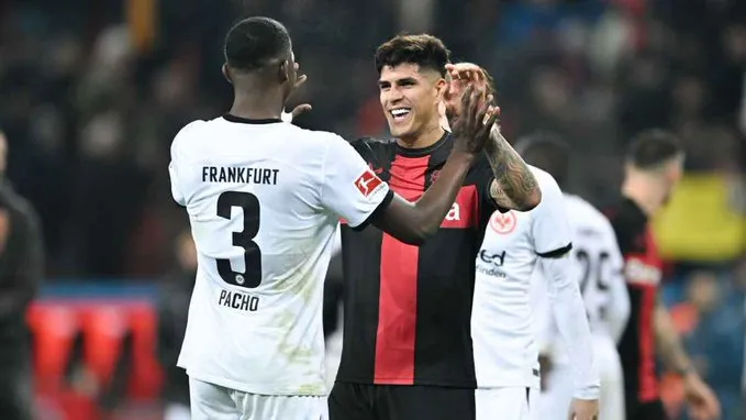 Así fue el encuentro de Pacho e Hincapié en el final del partido en la Bundesliga. (Foto: @LaTri)