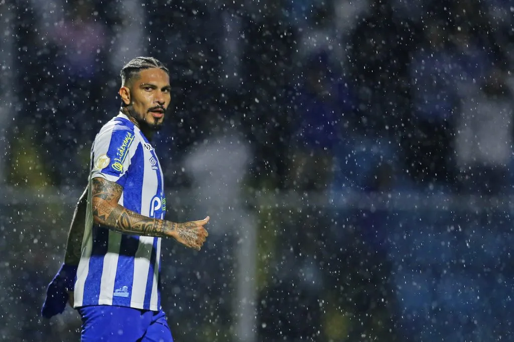 Paolo Guerrero con la camiseta de Avaí, su último club en Brasil. Foto: Getty,
