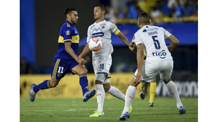 BUENOS AIRES, ARGENTINA - MARCH 10: Eduardo Salvio of Boca Juniors fights for the ball with Andres Ricaurte of Deportivo Independiente Medellin during a Group H match between Boca Juniors and Deportivo Independiente Medellin as part of Copa CONMEBOL Libertadores 2020 at Estadio Alberto J. Armando on March 10, 2020 in Buenos Aires, Argentina. (Photo by Marcelo Endelli/Getty Images)