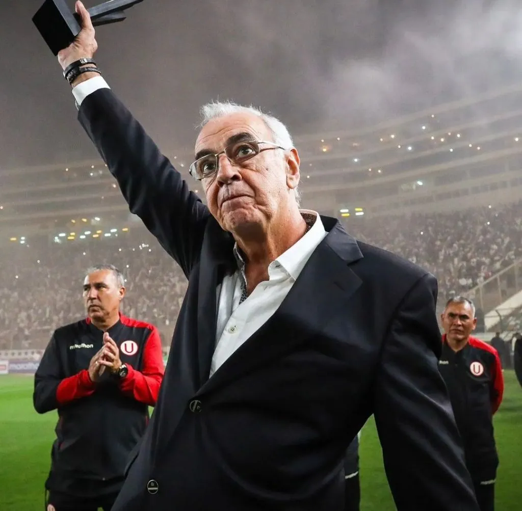 Jorge Fossati recibiendo el trofeo a mejor entrenador de Liga 1. (Foto: Liga 1).