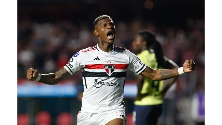 SAO PAULO, BRAZIL - AUGUST 31: Robert Arboleda of Sao Paulo celebrates after scoring the first goal of his team during a Copa CONMEBOL Sudamericana 2023 quarterfinal second leg match between Sao Paulo and LDU Quito at Morumbi Stadium on August 31, 2023 in Sao Paulo, Brazil. (Photo by Miguel Schincariol/Getty Images)