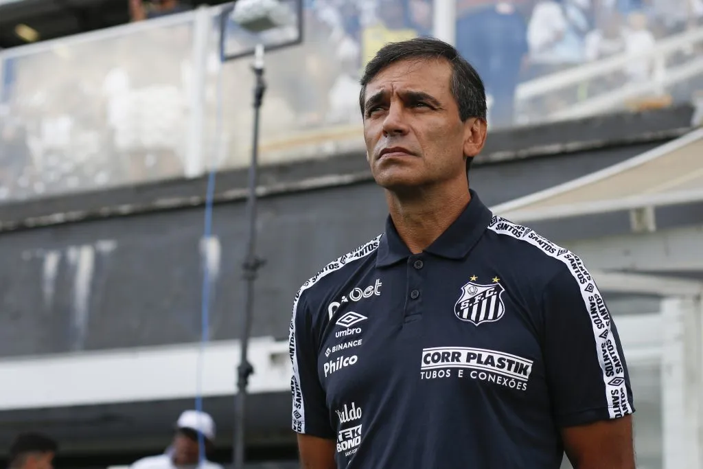 Bustos dirigiendo en Brasil. (Foto: Santos Prensa)