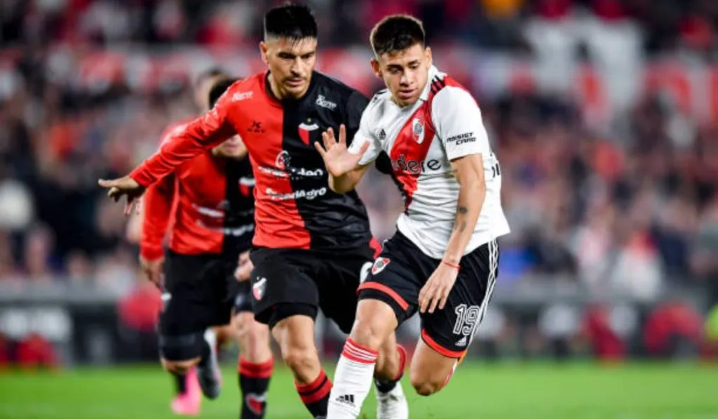 Claudio Echeverri en uno de sus encuentros con River Plate: Getty Images