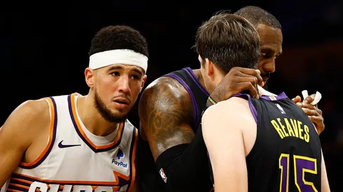 Devin Booker, Austin Reaves y LeBron James.