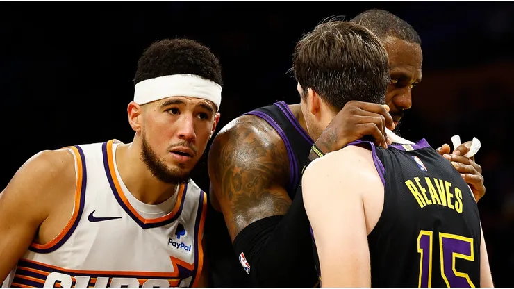 Devin Booker, Austin Reaves y LeBron James.