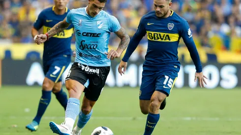 BUENOS AIRES, ARGENTINA – FEBRUARY 11: Adrian Arregui of Temperley fights for the ball with Nahitan Nandez of Boca Juniors during a match between Boca Juniors and Temperley as part of the Superliga 2017/18 at Alberto J. Armando Stadium on February 11, 2018 in Buenos Aires, Argentina. (Photo by Gabriel Rossi/Getty Images)
