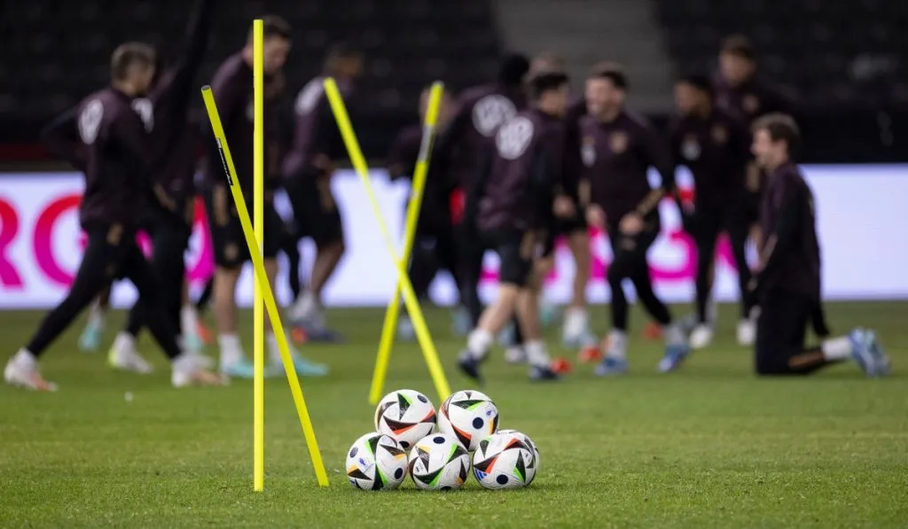 Selección alemana de fútbol entrenando con FUSSBALLLIEBE: Getty Images