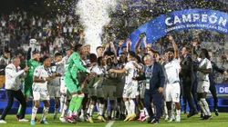 MALDONADO, URUGUAY - OCTOBER 28: Ezequiel Piovi of Liga de Quito lifts the trophy as the team becomes Sudamericana champion after winning the Copa CONMEBOL Sudamericana 2023 final match between LDU Quito and Fortaleza at Estadio Domingo Burgueño Miguel on October 28, 2023 in Maldonado, Uruguay. (Photo by Ernesto Ryan/Getty Images)