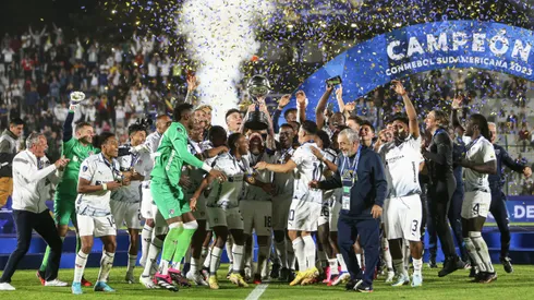 MALDONADO, URUGUAY - OCTOBER 28: Ezequiel Piovi of Liga de Quito lifts the trophy as the team becomes Sudamericana champion after winning the Copa CONMEBOL Sudamericana 2023 final match between LDU Quito and Fortaleza at Estadio Domingo Burgueño Miguel on October 28, 2023 in Maldonado, Uruguay. (Photo by Ernesto Ryan/Getty Images)