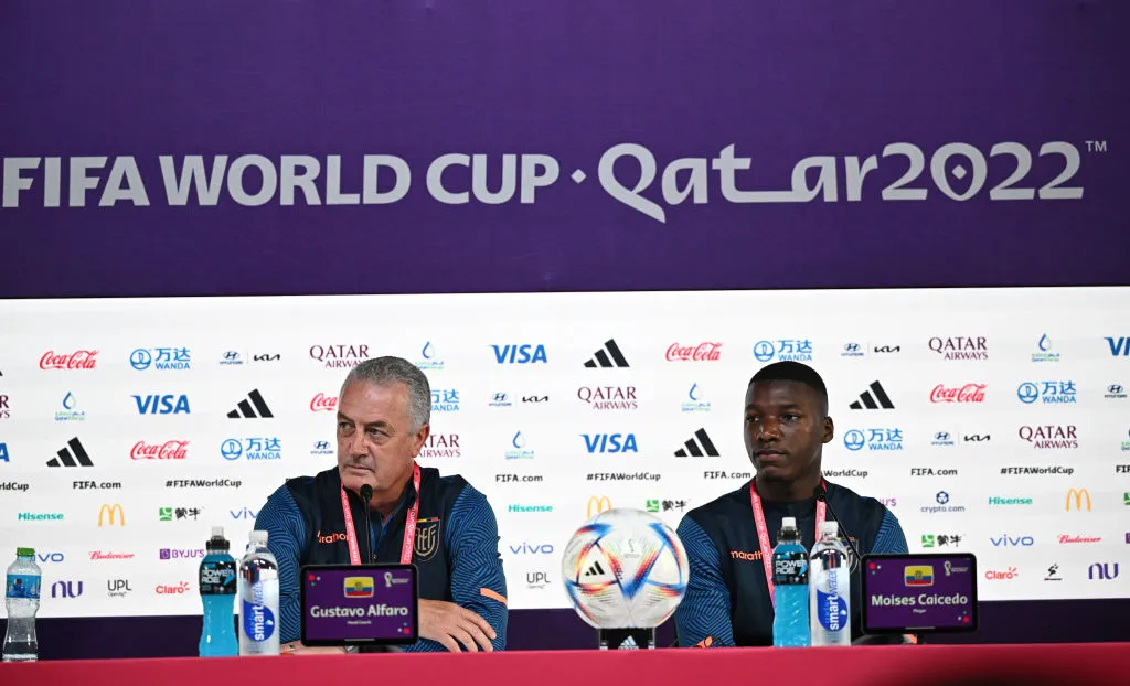 Gustavo Alfaro en rueda de prensa en la Copa del Mundo Qatar 2022, junto a Moisés Caicedo. Foto: Getty.