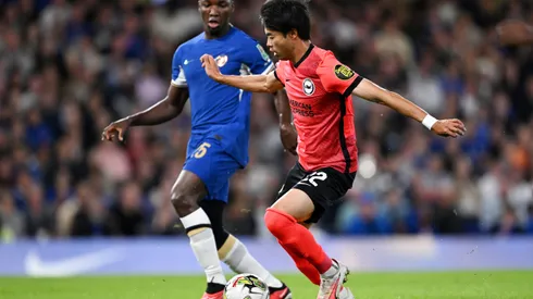 LONDON, ENGLAND – SEPTEMBER 27: Kaoru Mitoma of Brighton & Hove Albion controls the ball whilst under pressure from Moises Caicedo of Chelsea during the Carabao Cup Third Round match between Chelsea and Brighton & Hove Albion at Stamford Bridge on September 27, 2023 in London, England. (Photo by Mike Hewitt/Getty Images)