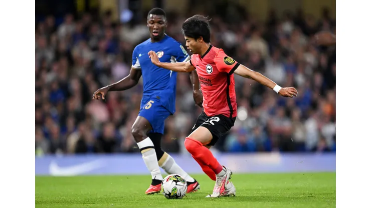 LONDON, ENGLAND - SEPTEMBER 27: Kaoru Mitoma of Brighton & Hove Albion controls the ball whilst under pressure from Moises Caicedo of Chelsea during the Carabao Cup Third Round match between Chelsea and Brighton & Hove Albion at Stamford Bridge on September 27, 2023 in London, England. (Photo by Mike Hewitt/Getty Images)