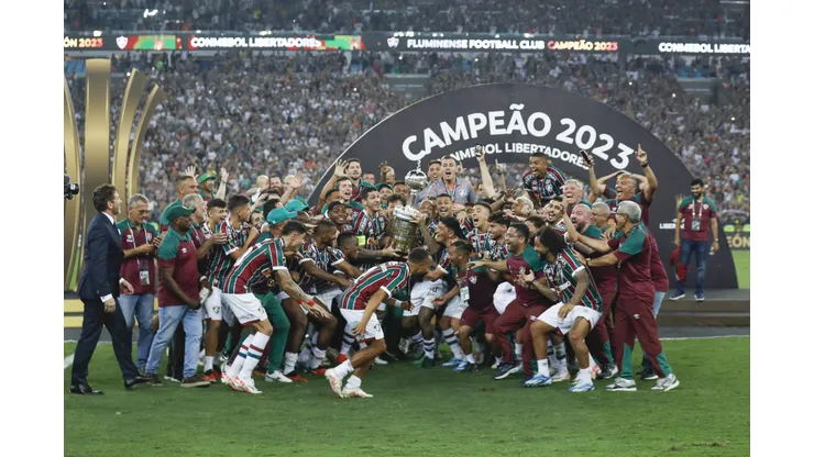 RIO DE JANEIRO, BRAZIL - NOVEMBER 04: Nino of Fluminense and teammates lift the trophy after winning the final match of Copa CONMEBOL Libertadores 2023 between Fluminense and Boca Juniors at Maracana Stadium on November 04, 2023 in Rio de Janeiro, Brazil. (Photo by Ricardo Moreira/Getty Images)